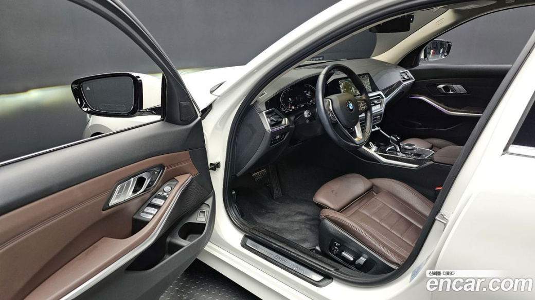 BMW 3-Series 320i Luxury, 2022