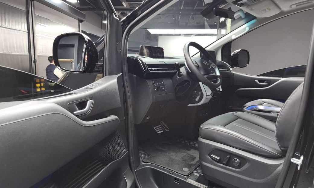 Hyundai Staria 4WD Lounge 7-Seater, 2022