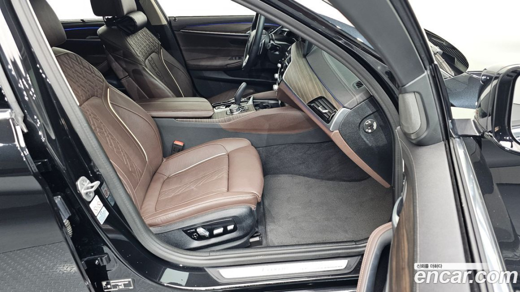 BMW 5-Series 530i Luxury, 2022