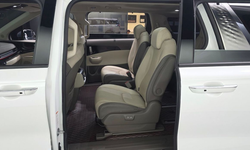 Kia Carnival 9-Seater Signature, 2024