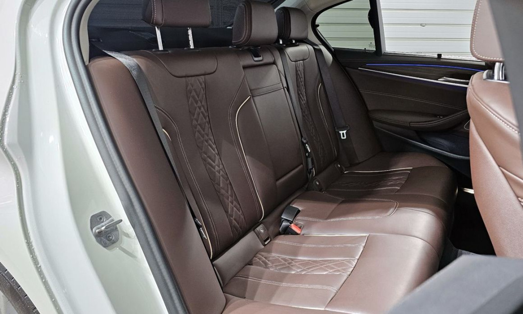 BMW 5-Series 530i Luxury, 2022
