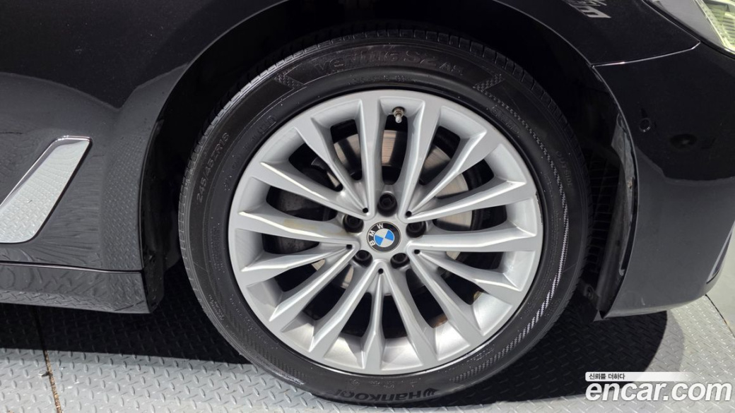 BMW 5-Series 520i Luxury, 2022