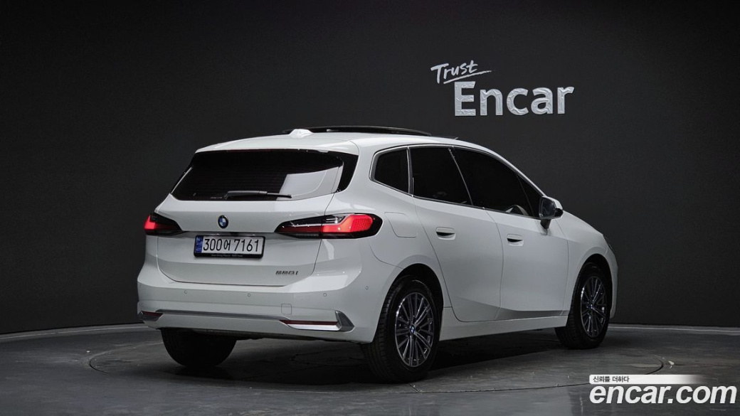 BMW 2-Series 220i Luxury, 2023