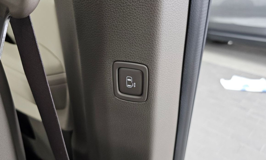 Kia Carnival 9-Seater Signature, 2025