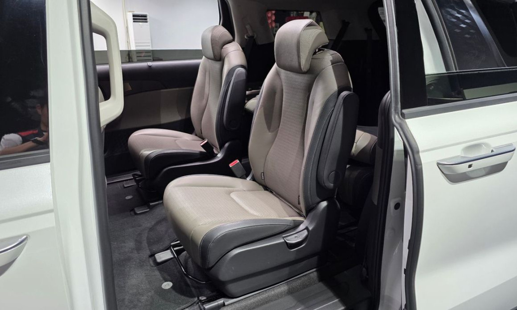 Kia Carnival 9-Seater Signature, 2024