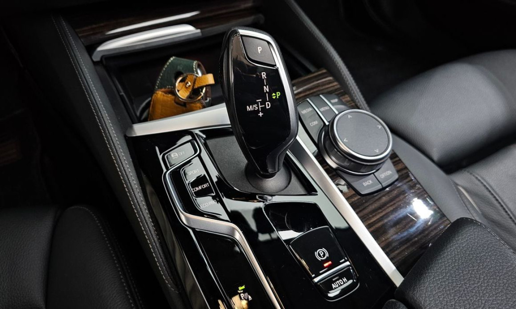 BMW 5-Series 520i Luxury, 2023