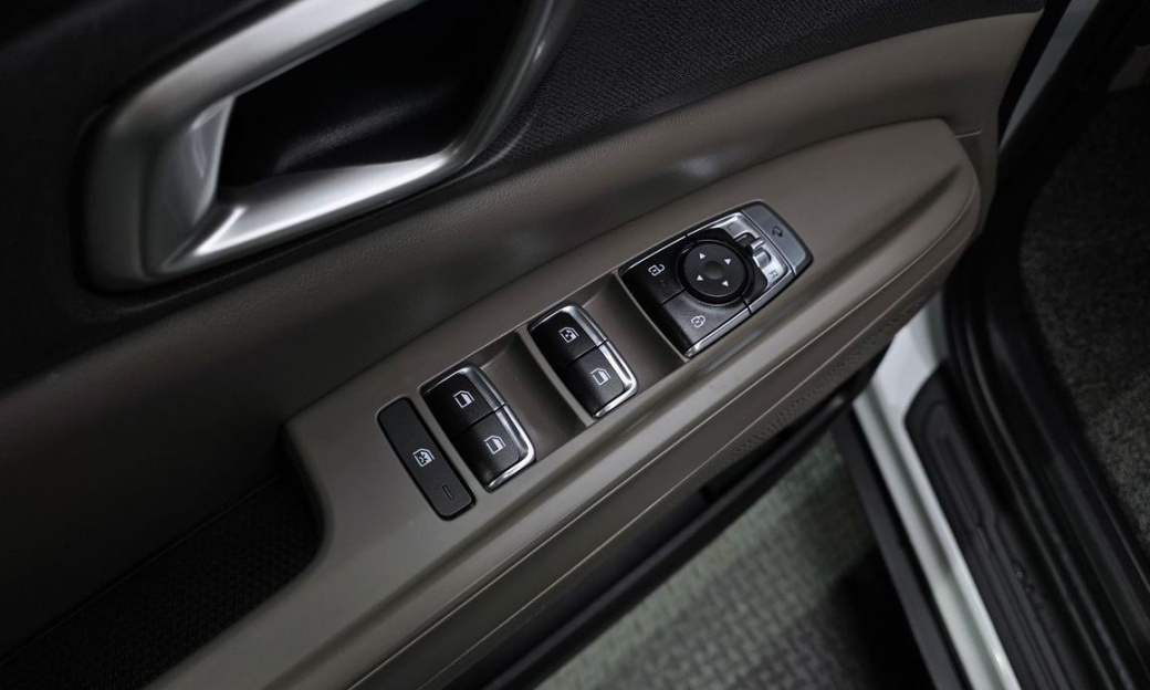 Kia Carnival 9-Seater Prestige, 2025