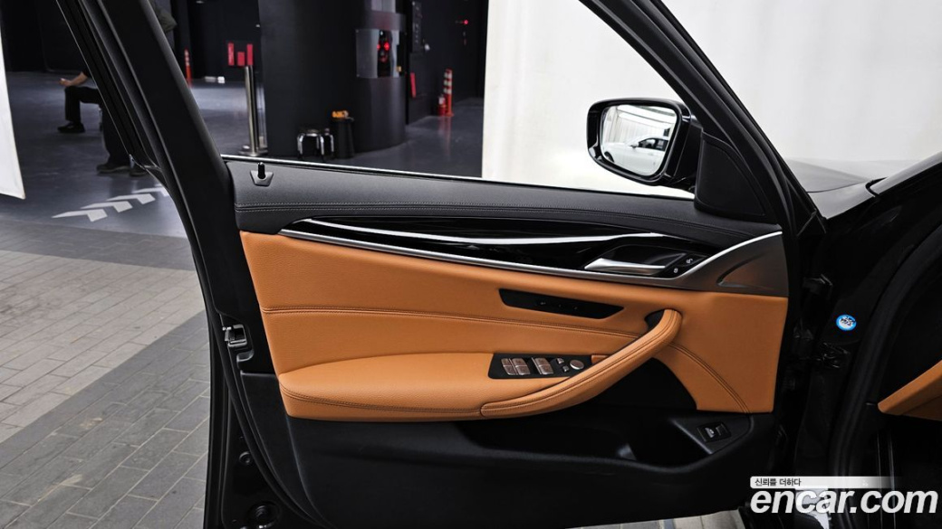 BMW 5-Series 520i Luxury, 2022