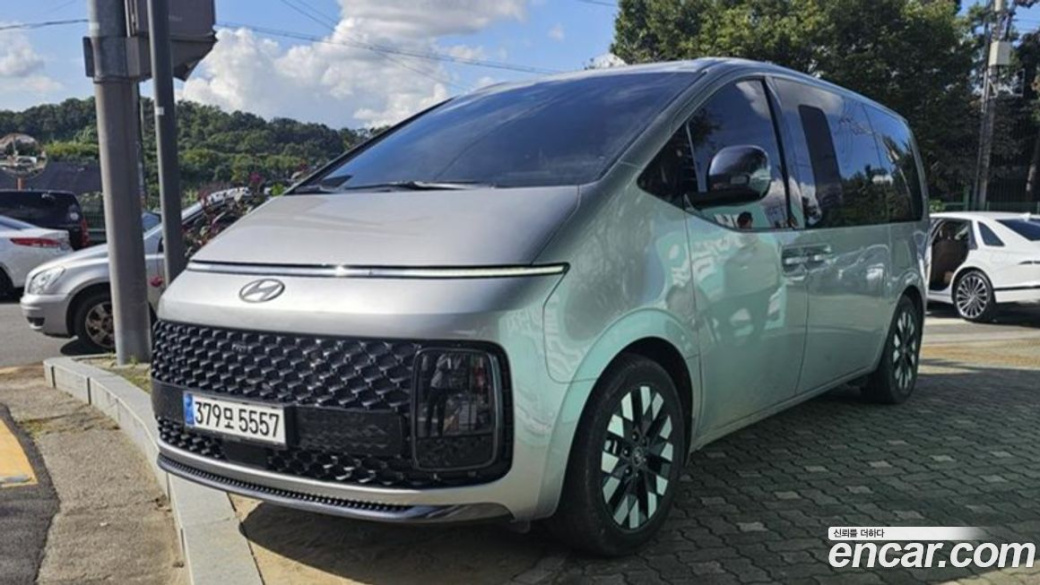 Hyundai Staria 4WD Lounge 9-Seater, 2025
