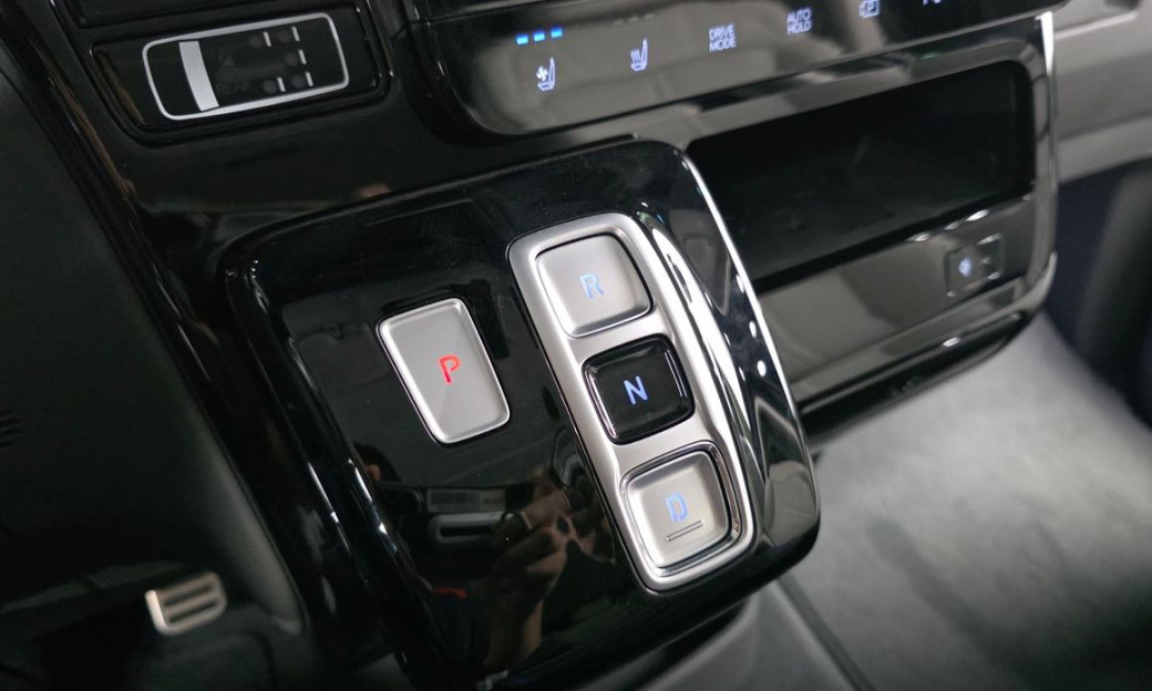 Hyundai Staria 4WD Lounge 7-Seater, 2024