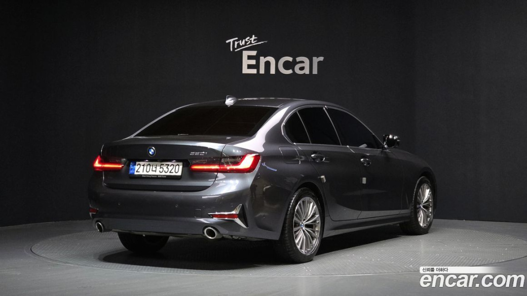 BMW 3-Series 320i Luxury, 2022
