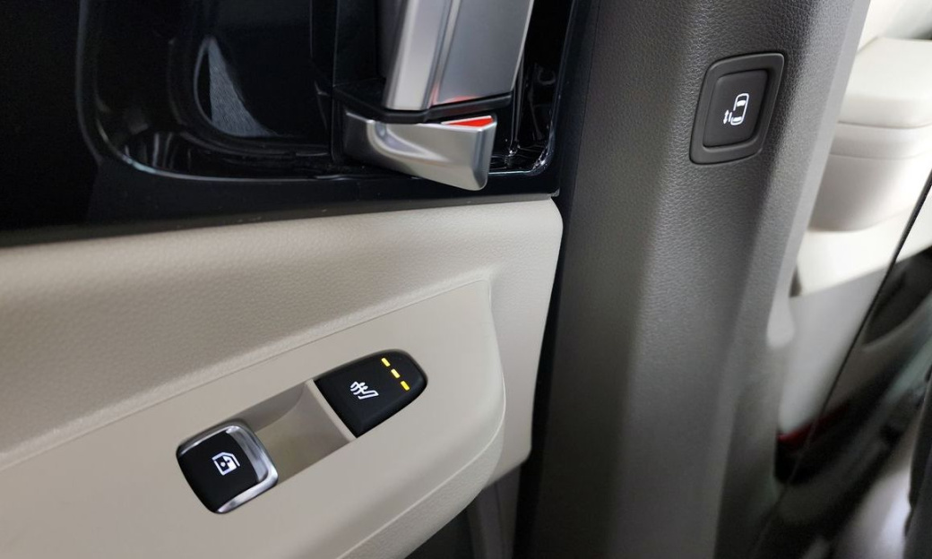 Kia Carnival 9-Seater Signature, 2025