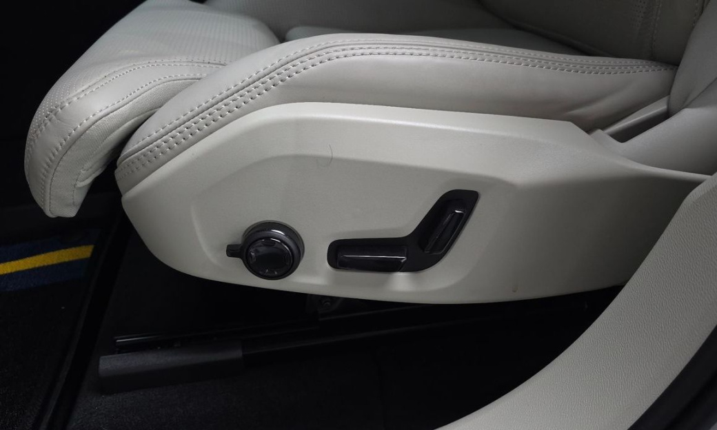 Volvo XC60 B5 Ultra Dark Air Sus, 2026