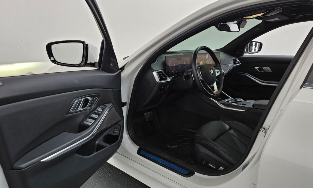 BMW 3-Series 320i Touring, 2024