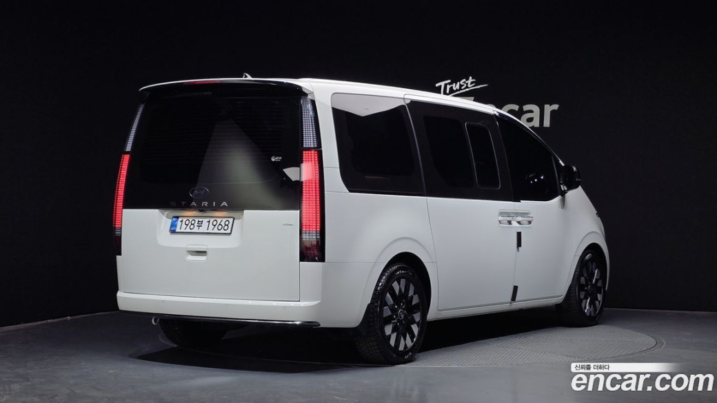Hyundai Staria 4WD Lounge 9-Seater, 2025