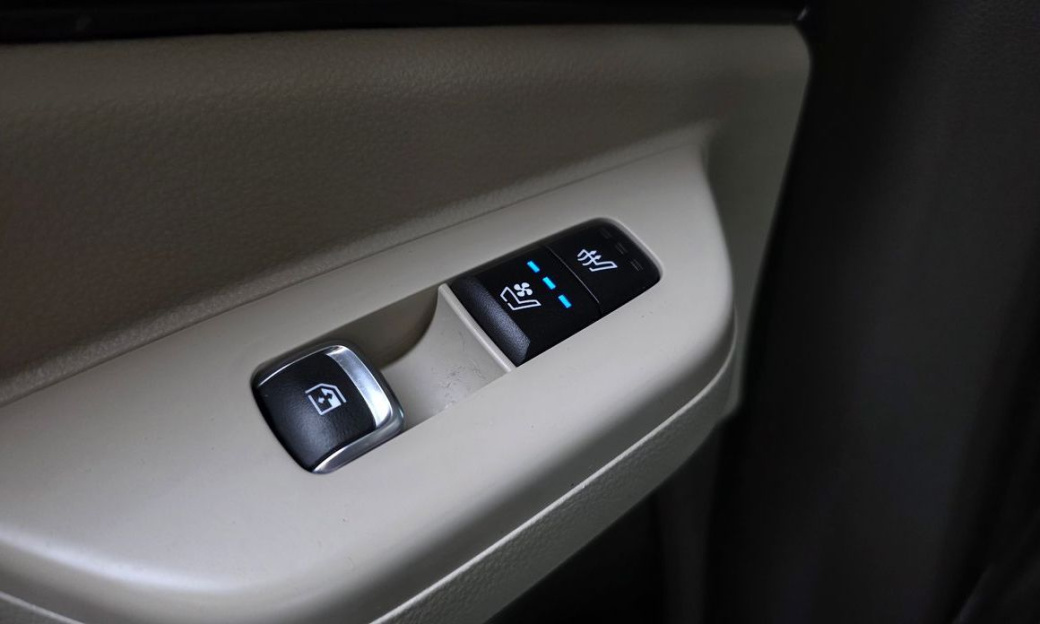 Kia Carnival 9-Seater Hi Limousine, 2024