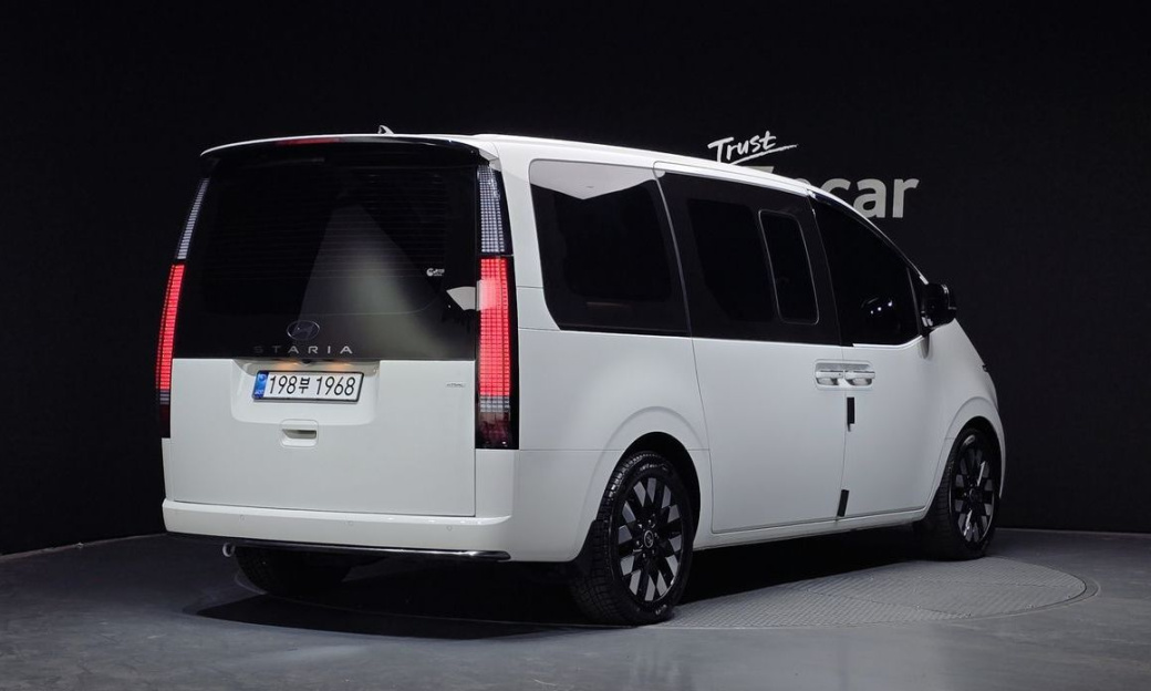 Hyundai Staria 4WD Lounge 9-Seater, 2025