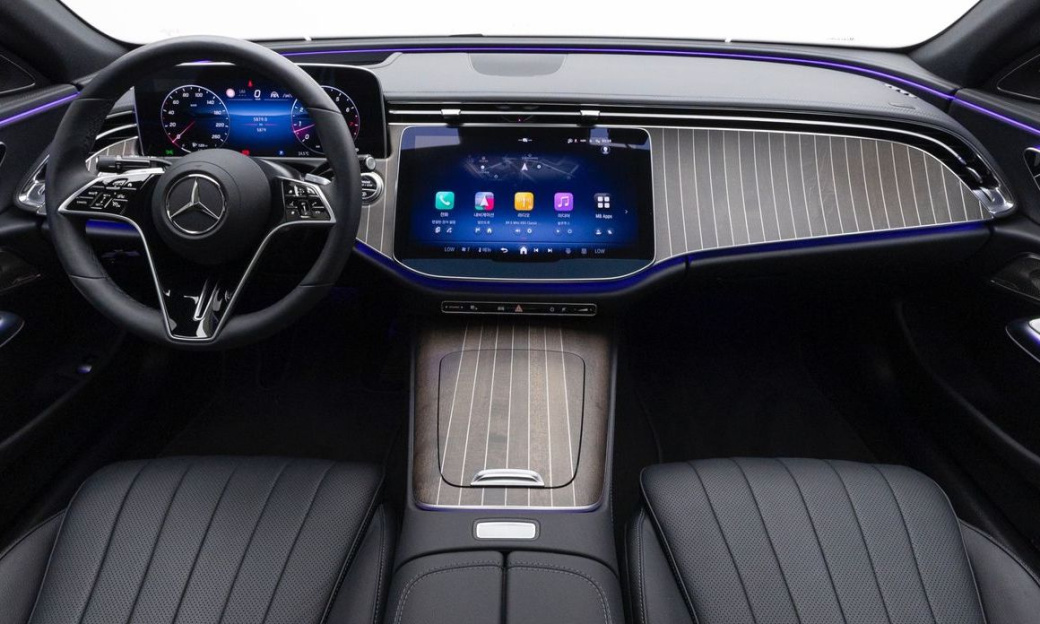 Mercedes-Benz E-Class E300 4MATIC Exclusive, 2025