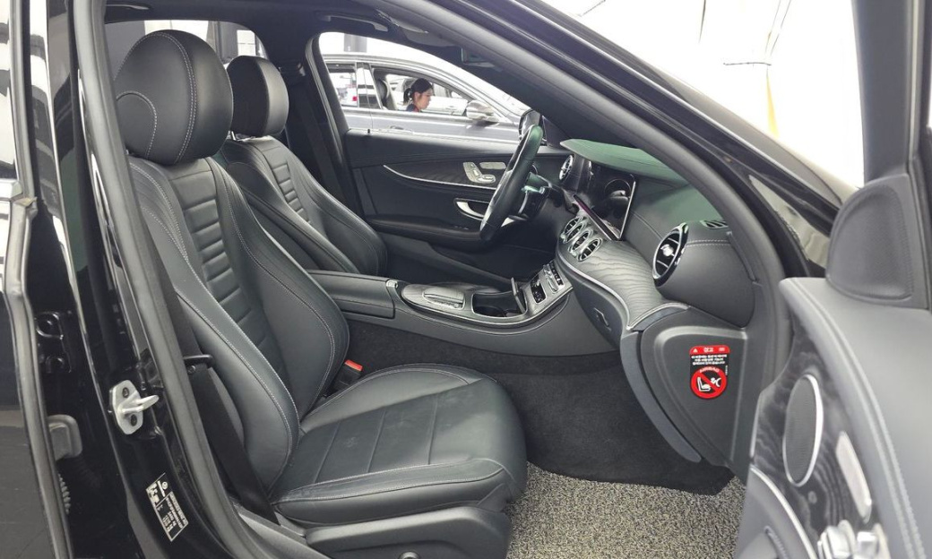 Mercedes-Benz E-Class E220d 4MATIC AMG Line, 2021