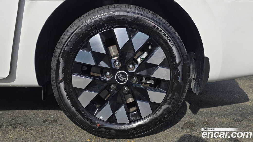 Hyundai Staria 4WD Lounge 7-Seater, 2025