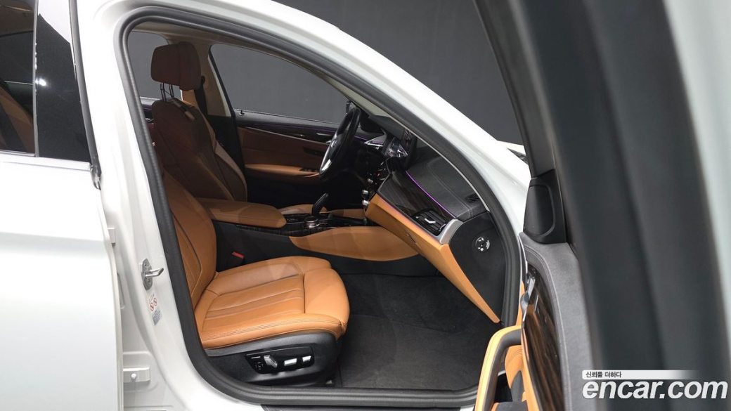 BMW 5-Series 520i Luxury, 2023