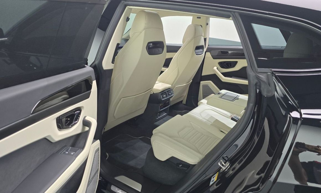 Lamborghini Urus 4.0 V8 SE, 2025