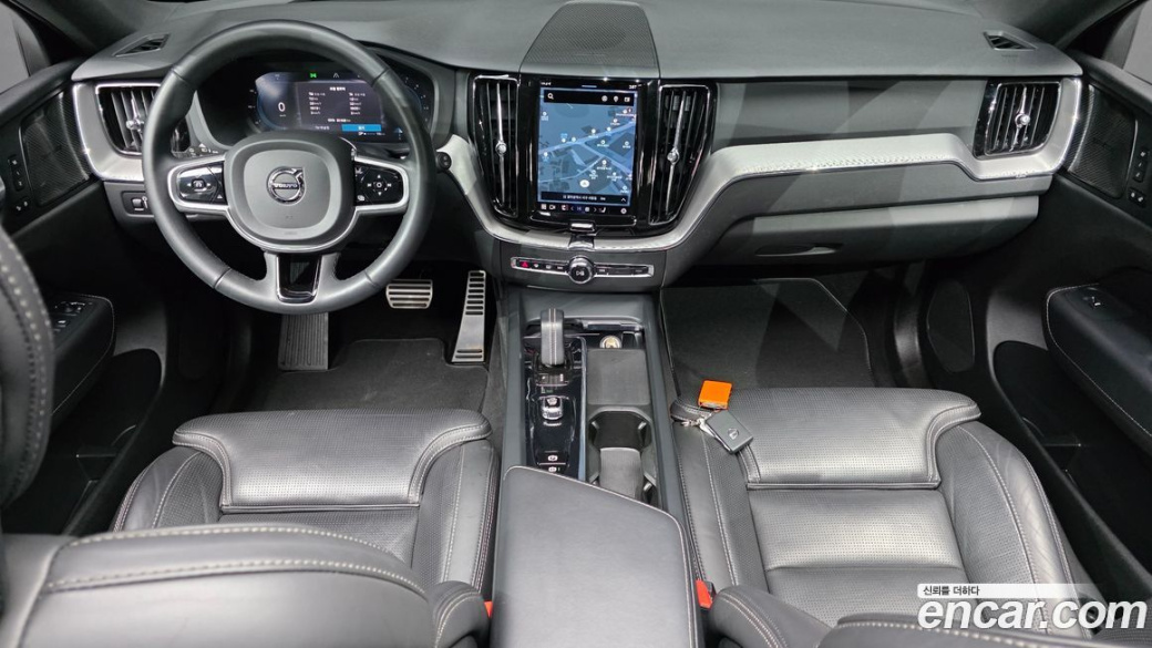 Volvo XC60 B6 R-Design, 2022