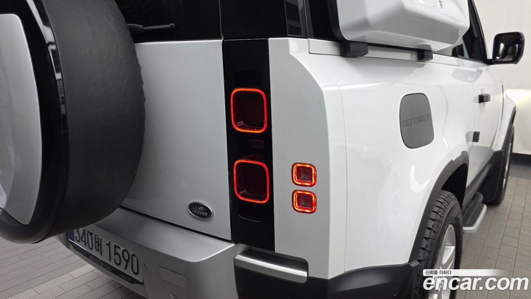 Land Rover Defender 90 D250 SE, 2022