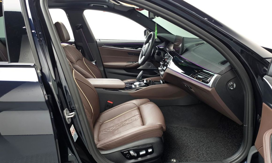 BMW 5-Series M550i xDrive, 2022