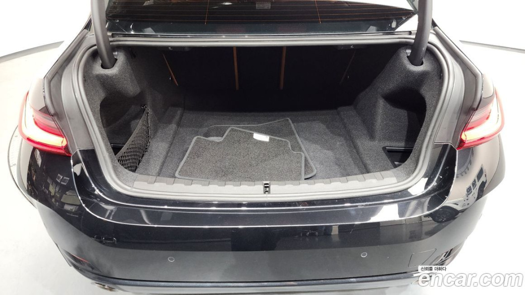 BMW 3-Series 320i Luxury, 2023