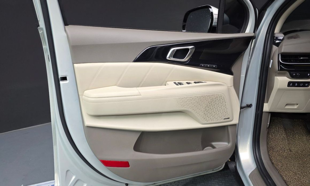 Kia Carnival 9-Seater Signature, 2025