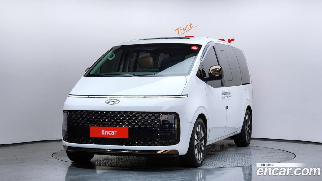 Hyundai Staria 4WD Lounge 7-Seater, 2022