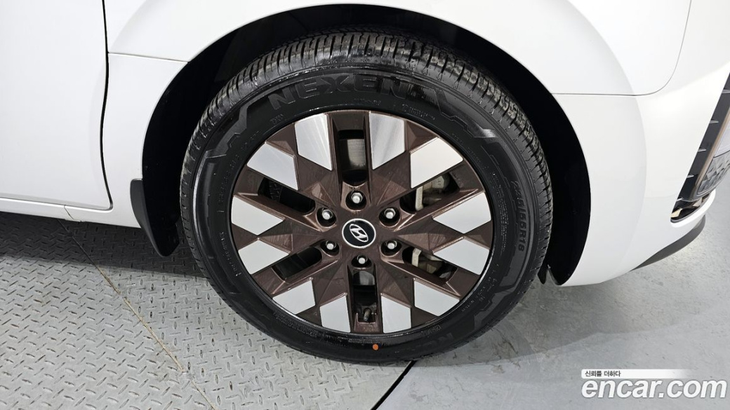 Hyundai Staria 4WD Lounge 7-Seater, 2022
