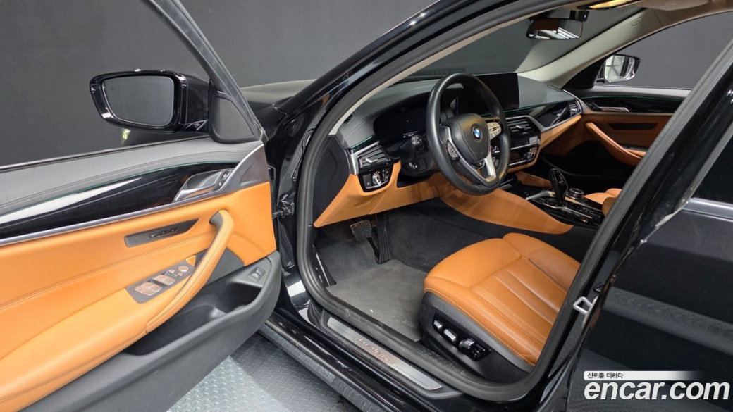 BMW 5-Series 520i Luxury, 2022