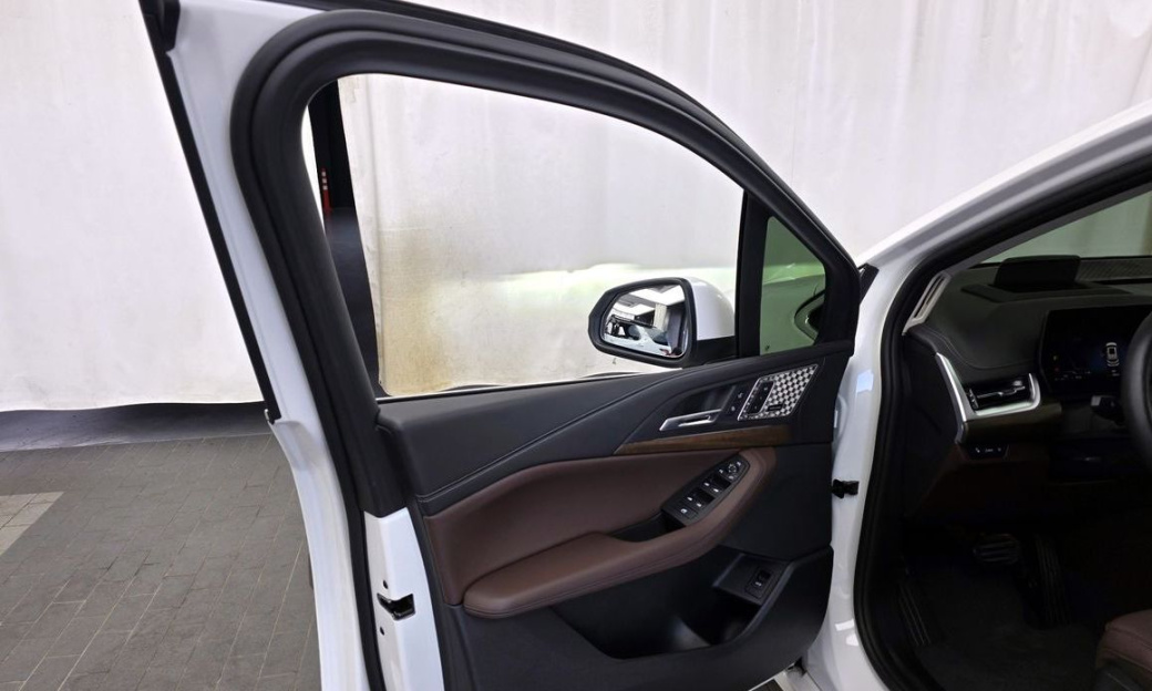 BMW 2-Series 220i Luxury, 2024