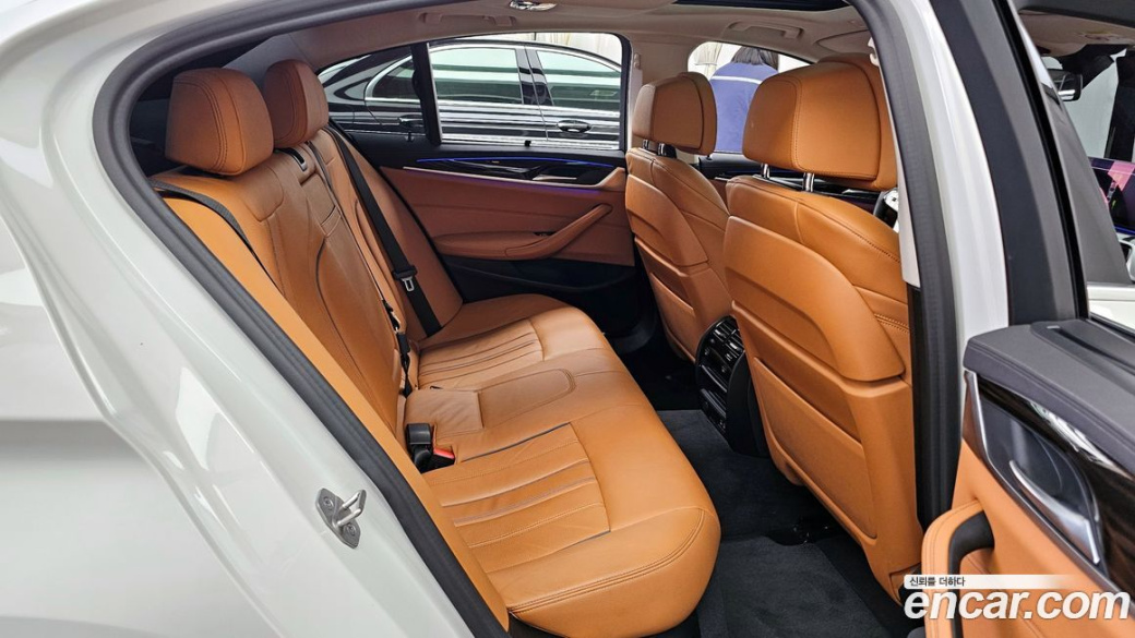 BMW 5-Series 520i Luxury, 2023