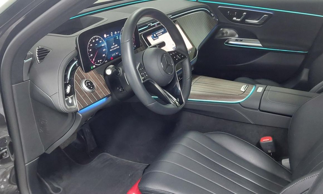 Mercedes-Benz E-Class E300 4MATIC Exclusive, 2025