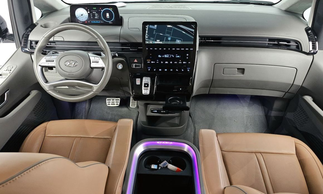 Hyundai Staria 4WD Lounge 9-Seater, 2024
