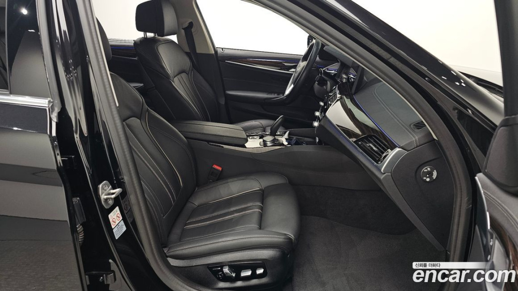 BMW 5-Series 520i Luxury, 2022