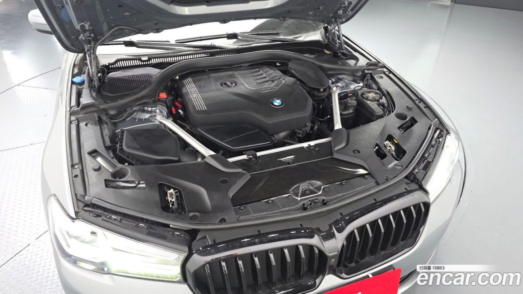 BMW 5-Series 520i Luxury, 2023