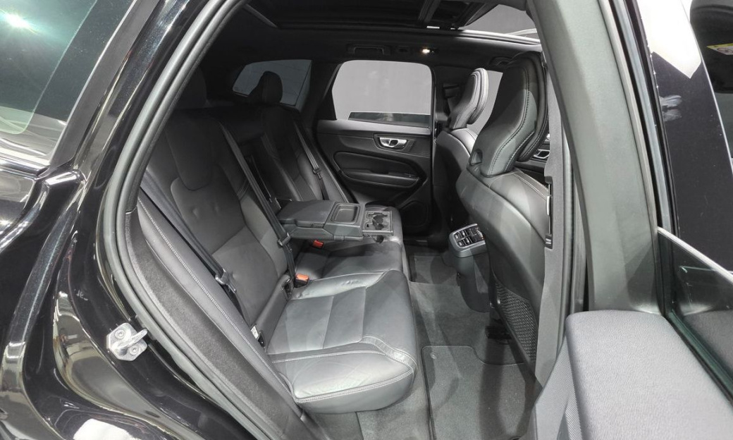 Volvo XC60 B6 R-Design, 2022