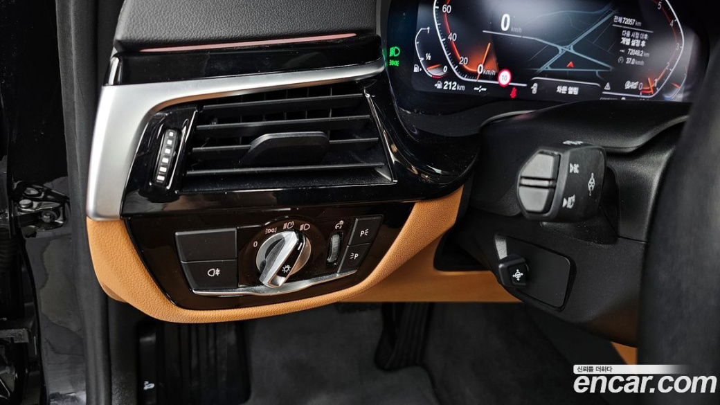BMW 5-Series 520i Luxury, 2022