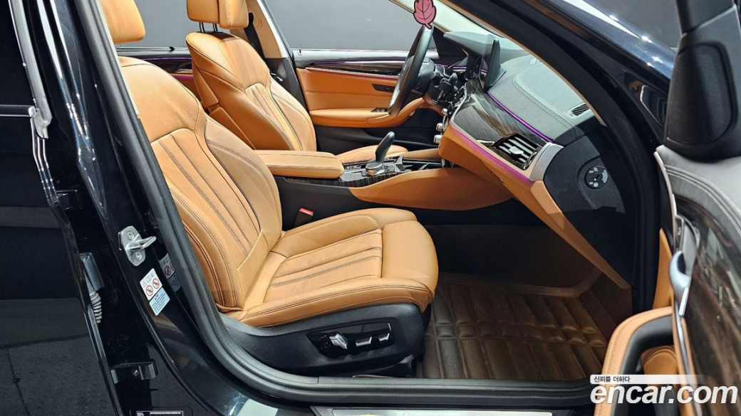BMW 5-Series 520i Luxury, 2022