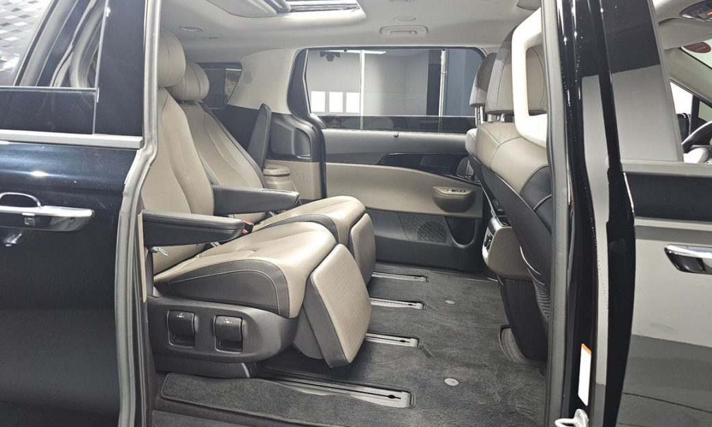 Kia Carnival 7-Seater Gravity, 2024
