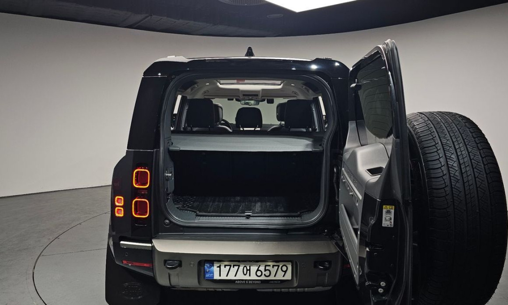 Land Rover Defender 110 D300 X-Dynamic HSE, 2024