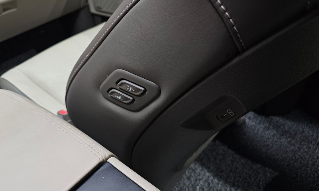 Kia Carnival 9-Seater Signature, 2024