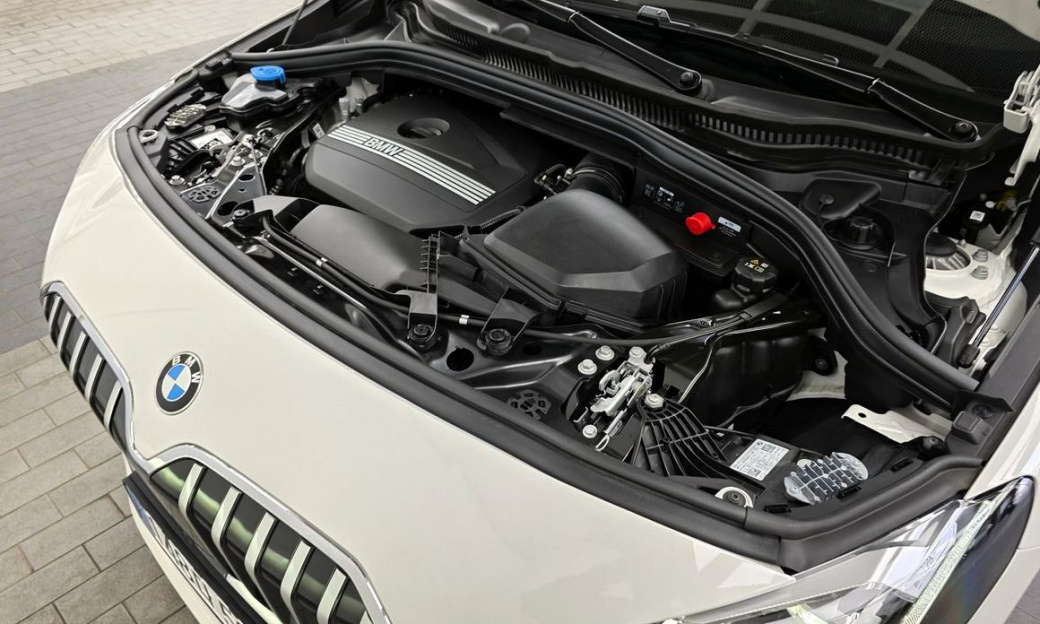 BMW 2-Series 220i Luxury, 2024