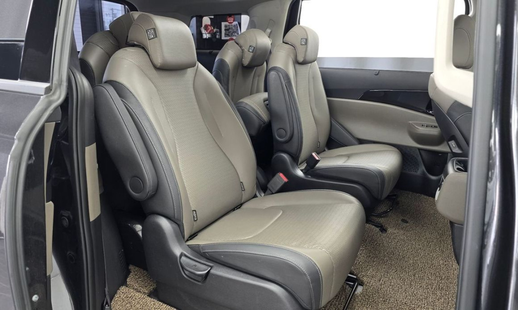 Kia Carnival 9-Seater Gravity, 2024