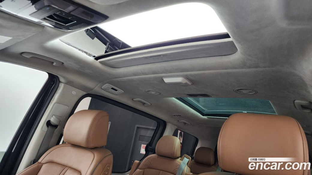 Hyundai Staria 4WD Lounge 9-Seater, 2022