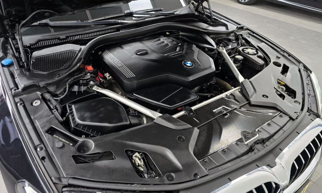 BMW 5-Series 520i Luxury, 2022